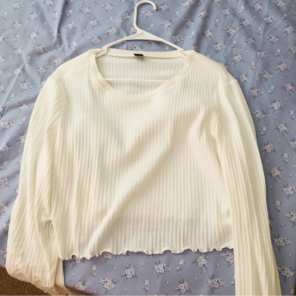 Ribbed tshirt with a lettuce trim